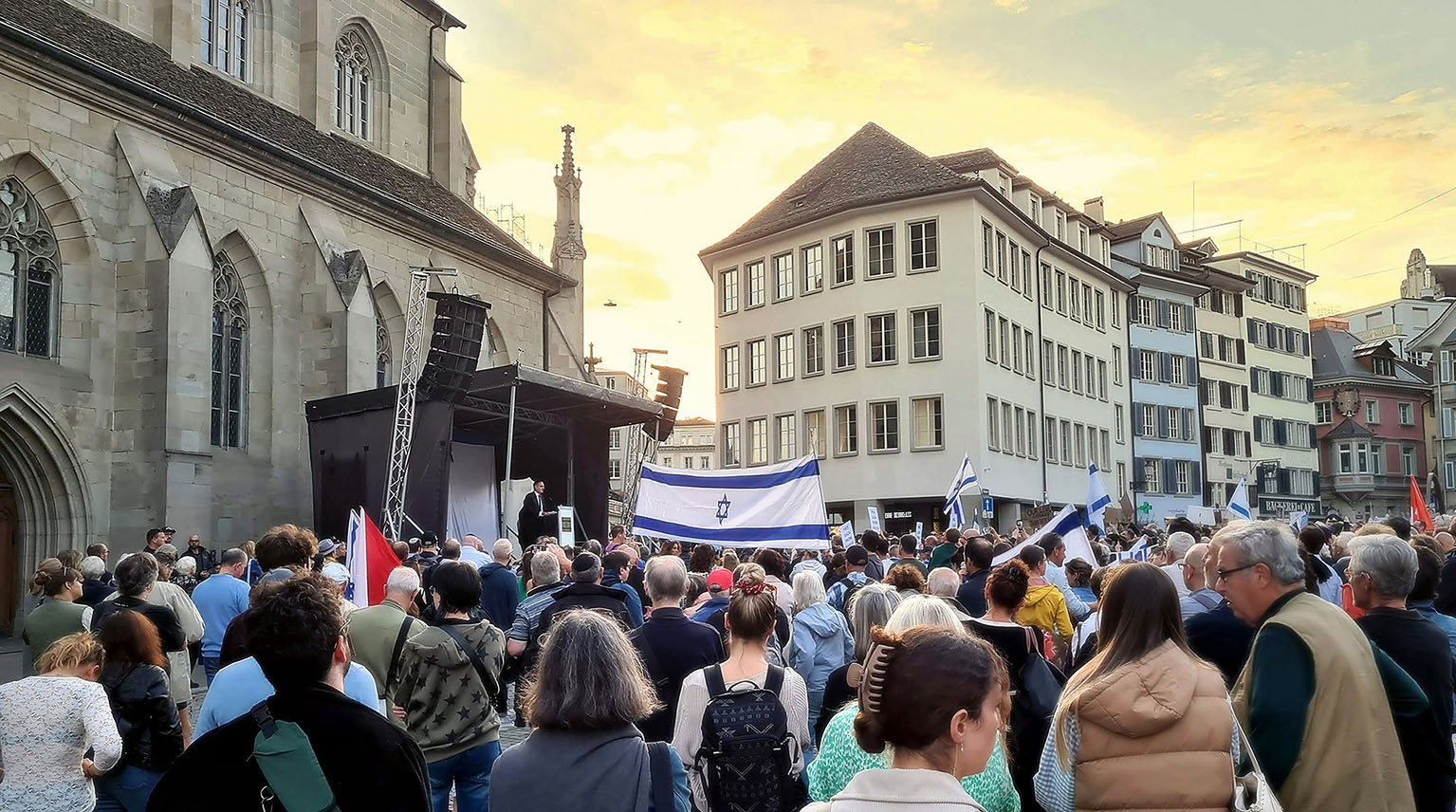 Solidaritätskundgebung für Israel: Zahlreiche Menschen stehen auf dem Münsterhof, Mario Fehr spricht...