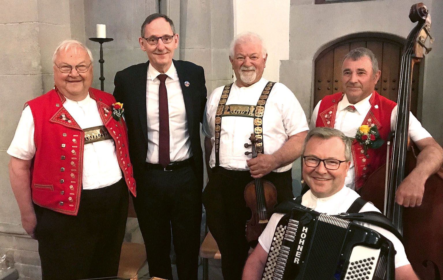 Mario Fehr mit Musikern des Gastkantons Appenzell Ausserrhoden am Sechseläuten 2024.