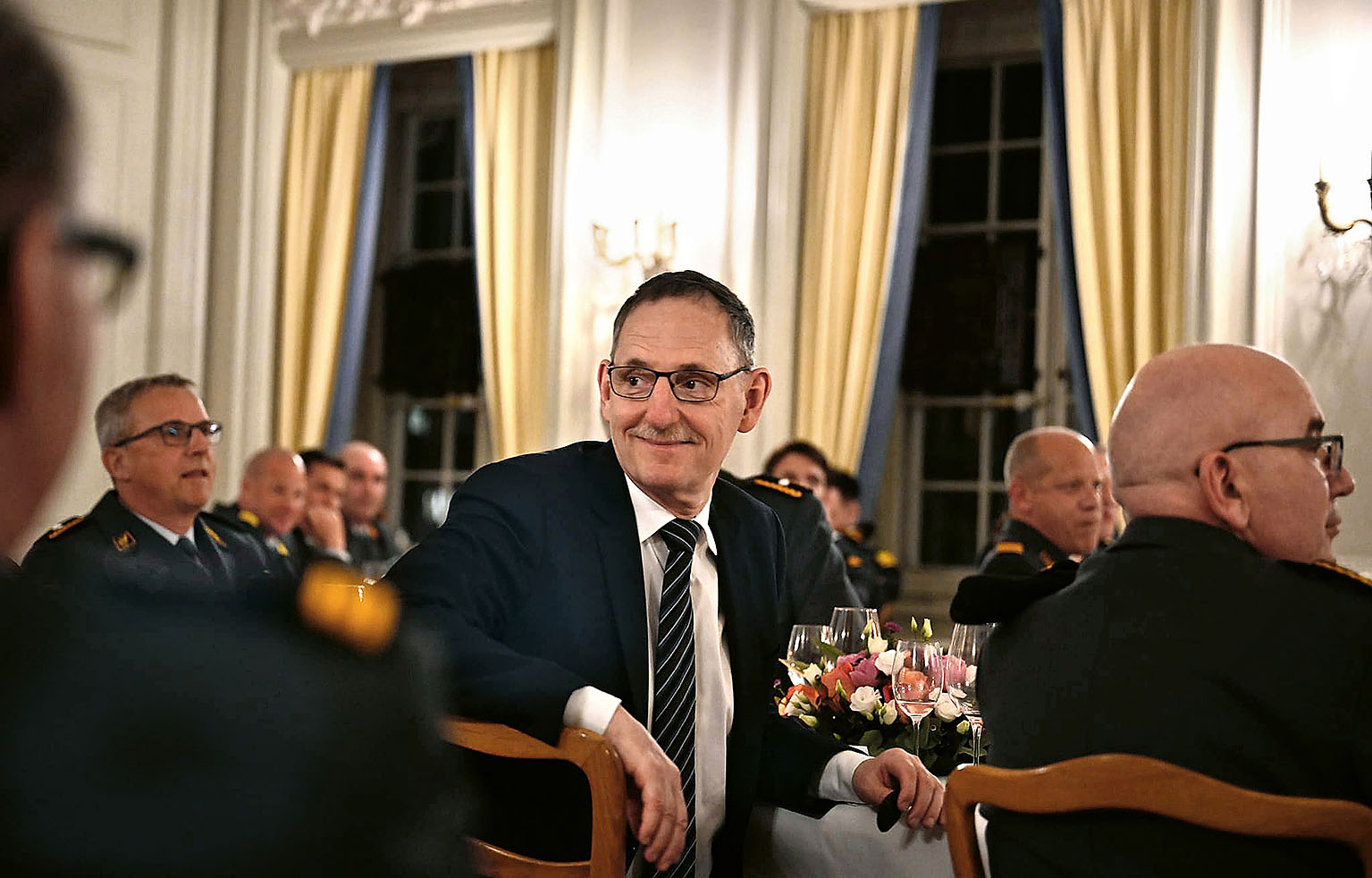 Am Treffen der höheren Stabsoffizieren: Mario Fehr sitzt mit anderen Personen an einem Tisch und lac...